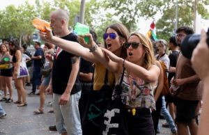 Mass Tourism Protests Escalate in Barcelona : Diners Targeted with Water