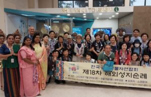 A Korean Civil Service Buddhist Association delegation arrives in Sri Lanka.